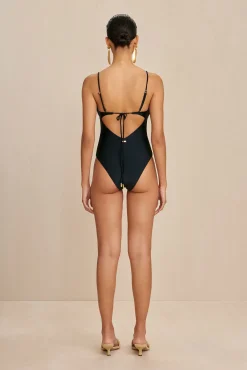 One Pieces><noscript><img width=