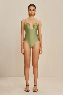 One Pieces><noscript><img width=