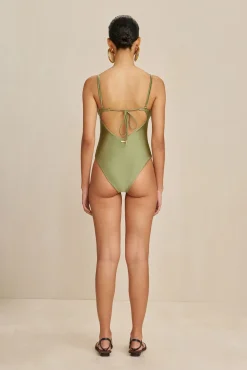 One Pieces><noscript><img width=