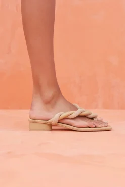 Flats|Sandals><noscript><img width=